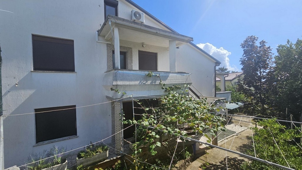 Vonkajší pohľad na dvojdom s balkónom a záhradou