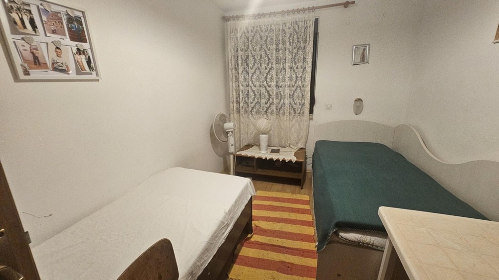 Spálňa s dvoma jednolôžkami a oknom