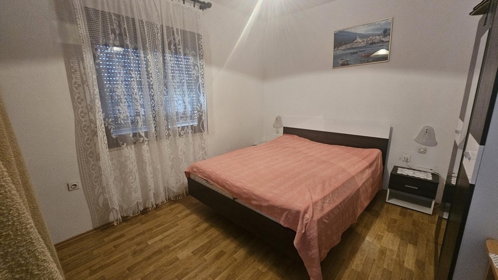 Spálňa s manželskou posteľou a šatníkovou skriňou