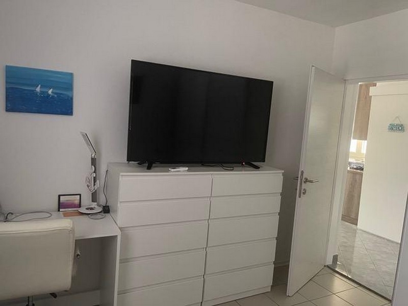 Spálňa s komodou a veľkou TV