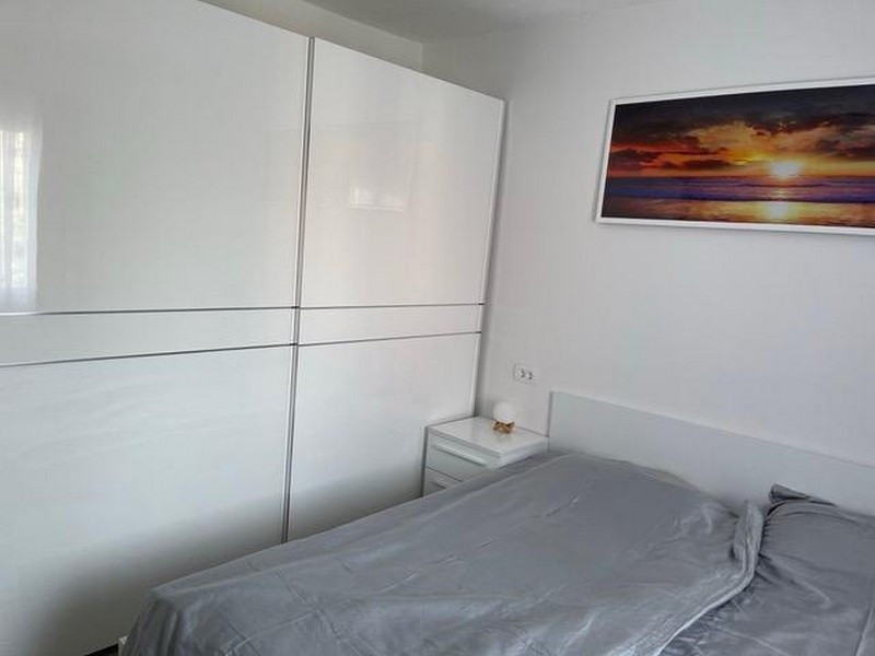 Spálňa s manželskou posteľou a šatníkovou skriňou