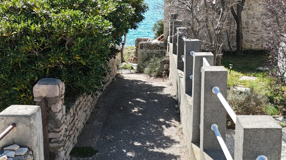 Prístup do mora cez záhradný chodník