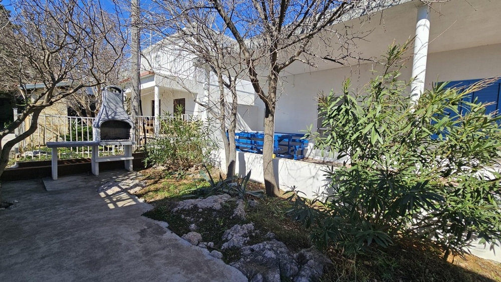 Záhrada s grilom a terasou v Lukovo Sugarje