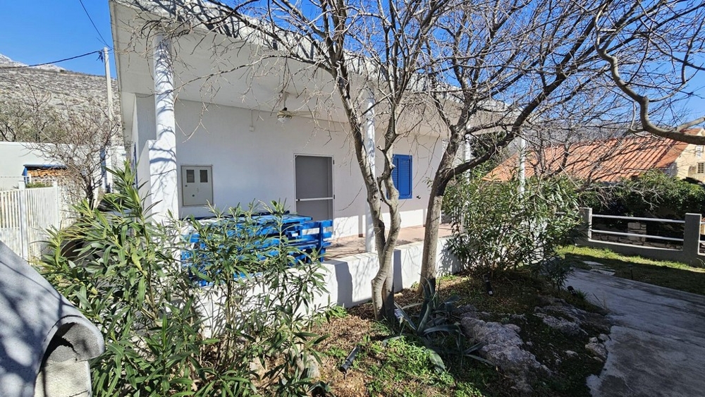 Jednoposchodový dom s terasou a záhradou