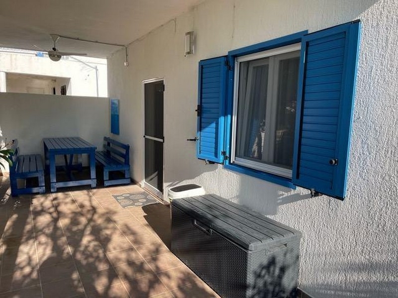 Krytá terasa s modrými okenicami