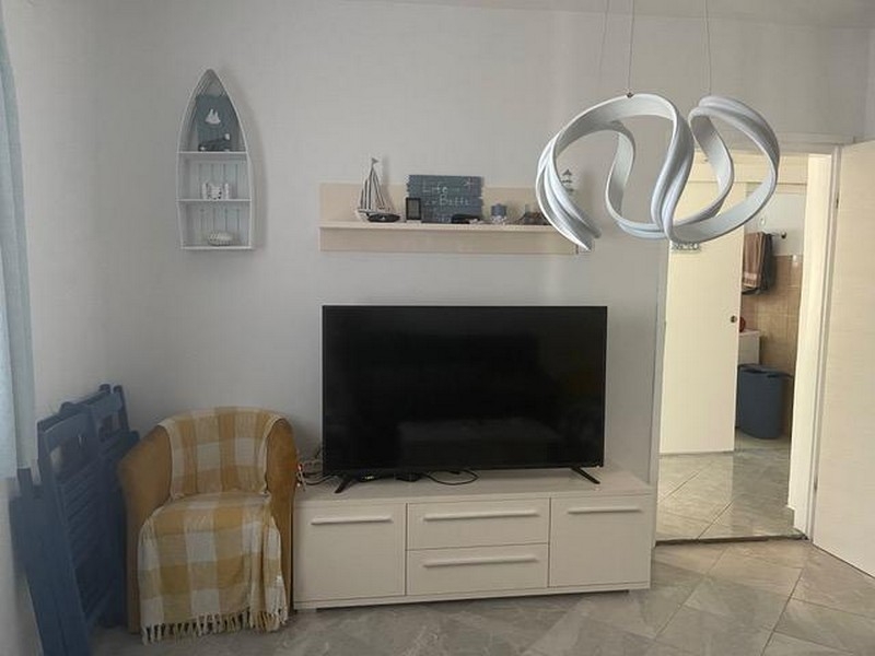 Obývacia izba s TV a moderným zariadením