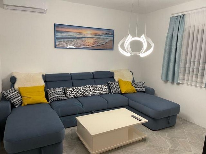 Obývacia izba s pohovkou a moderným dizajnom osvetlenia