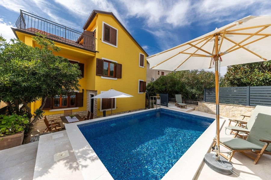 Dom s bazénom na predaj v Selce, Crikvenica.