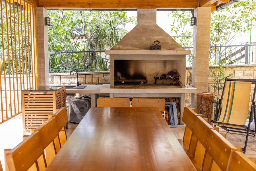 Krytá terasa s murovaným grilom a jedálenským kútom