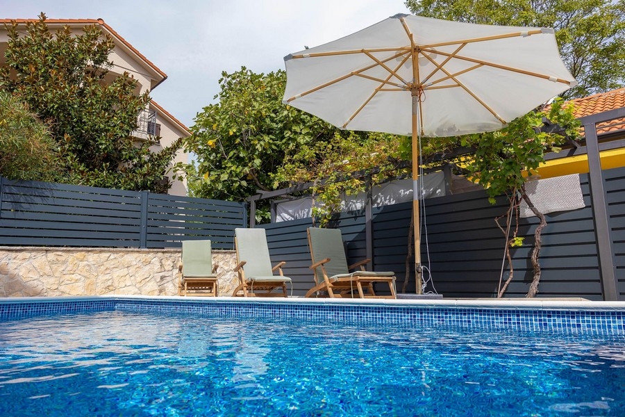 Bazén a terasa objektu H3702 v Selciach pri Crikvenici