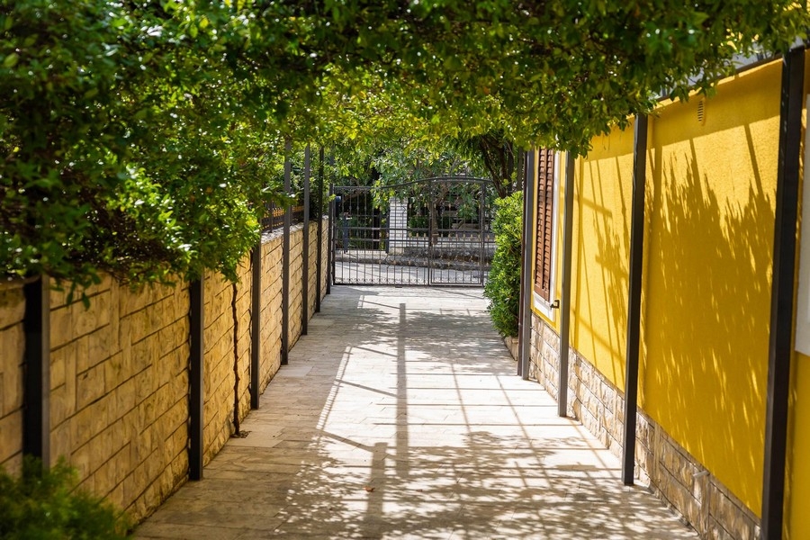 Vchod so spevneným chodníkom a bránou