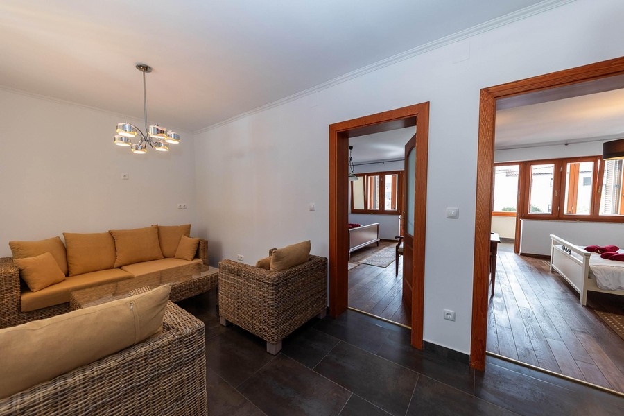 Posedenie s ratanovým nábytkom a prístupom do spální