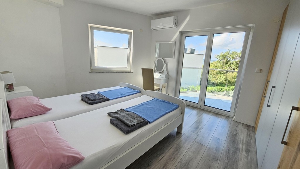 Spálňa s dvoma lôžkami a vstupom na balkón