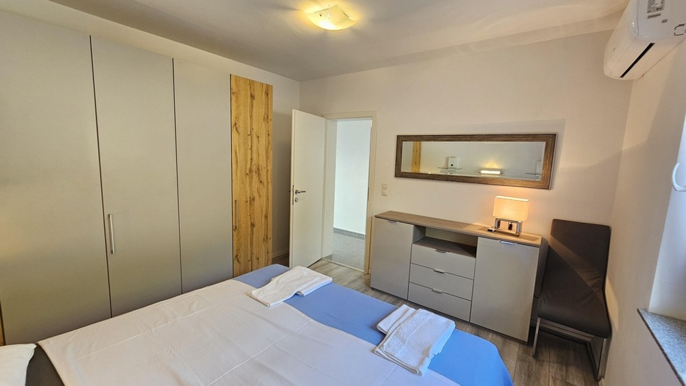 Spálňa so šatníkovou skriňou a zrkadlovou komodou