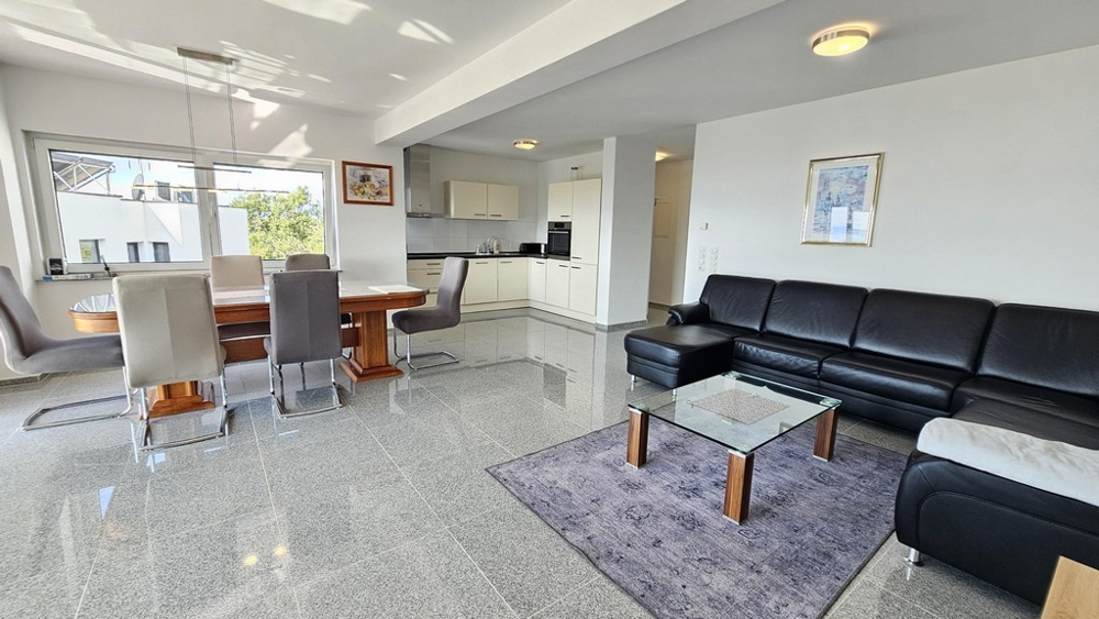 Svetlá obývacia izba s jedálenským kútom a kuchyňou