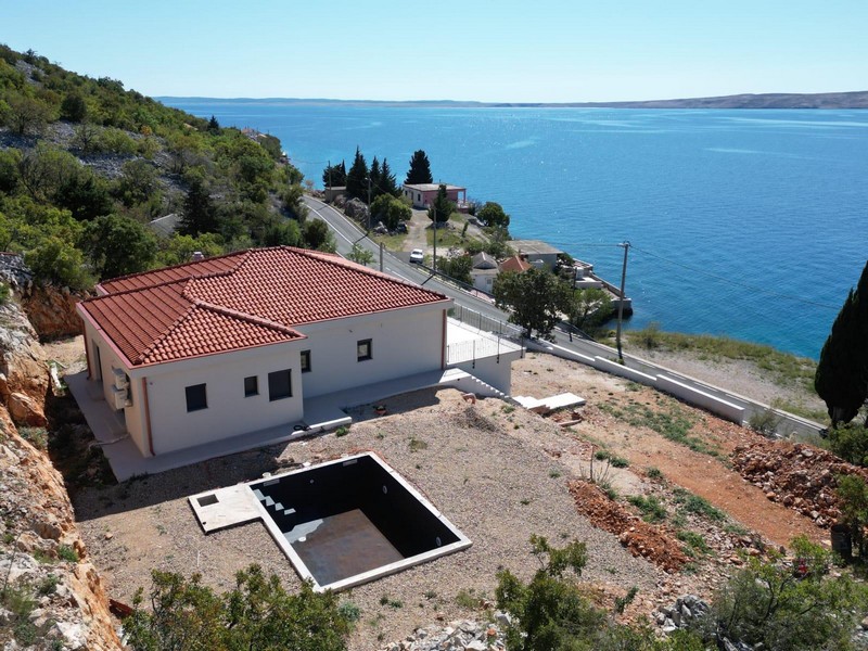 Vila s bazénom a výhľadom na pobrežie