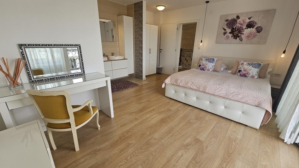 Veľká spálňa s vlastnou kúpeľňou