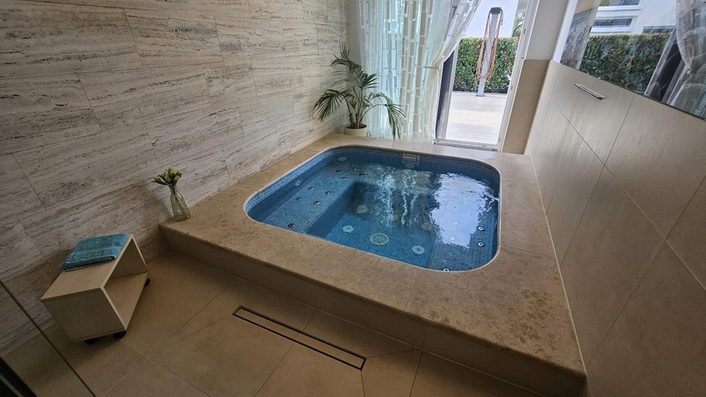 Interiér whirlpool wellness vily Chorvátsko