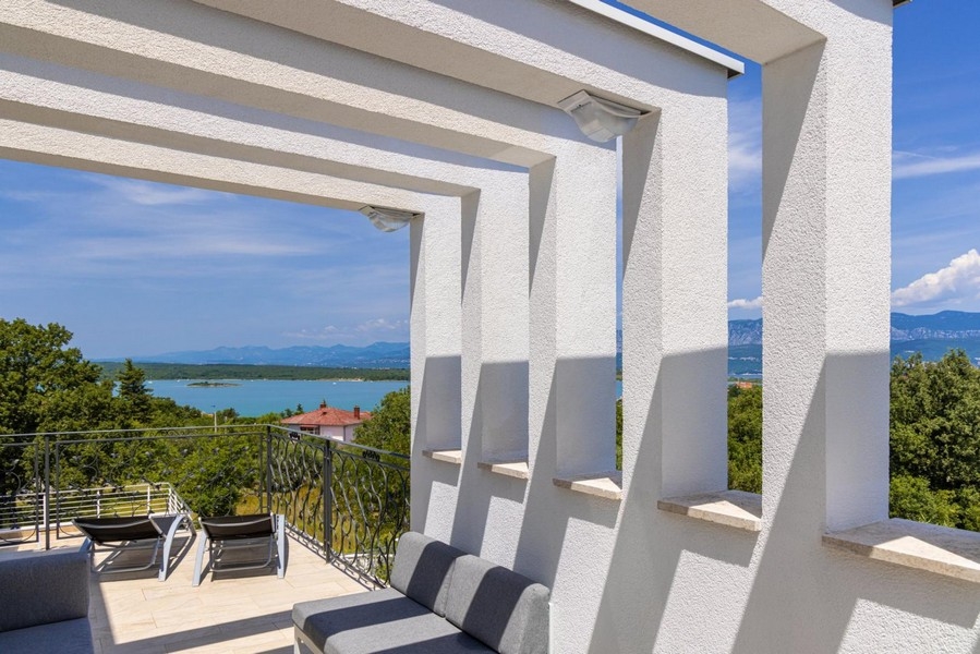 Krytá terasa s výhľadom na more Chorvátsko