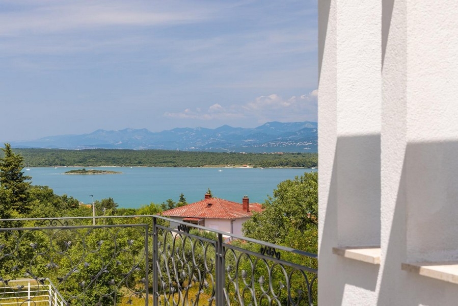 Balkón s výhľadom na more Soline ostrov Krk