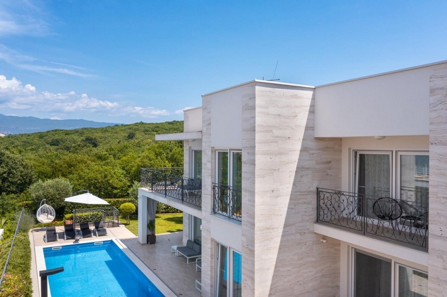 Moderná vila s bazénom a terasou Krk