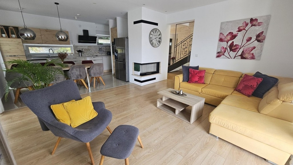 Svetlá obývacia izba s moderným zariadením