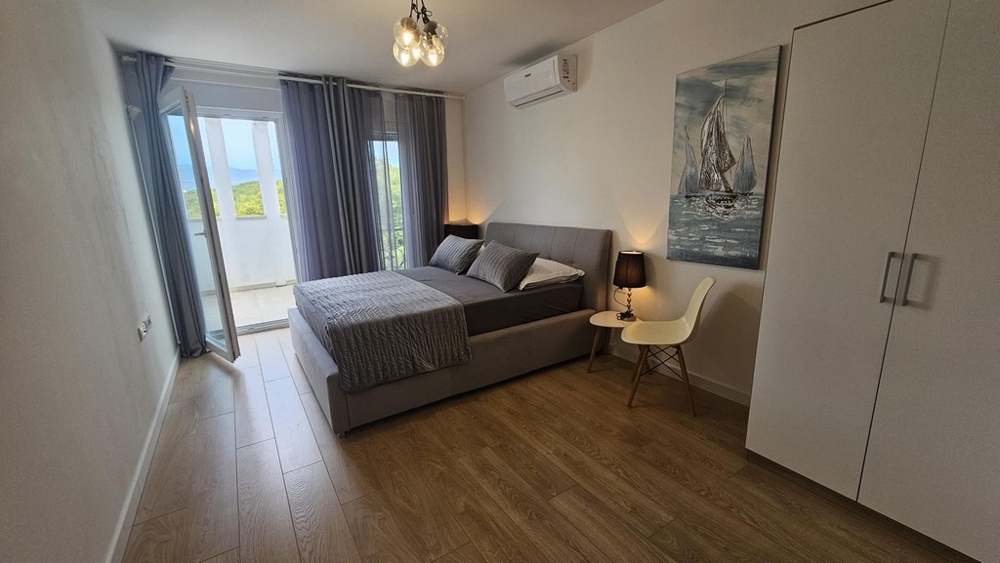 Spálňa s balkónom a výhľadom na more