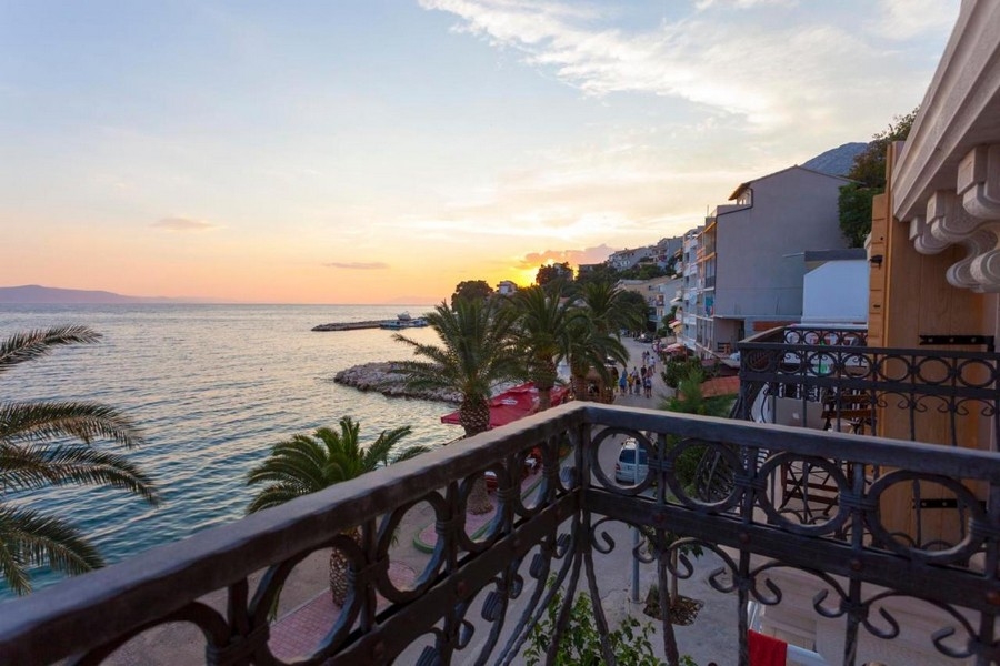 Balkón s výhľadom na more a promenádou pri západe slnka