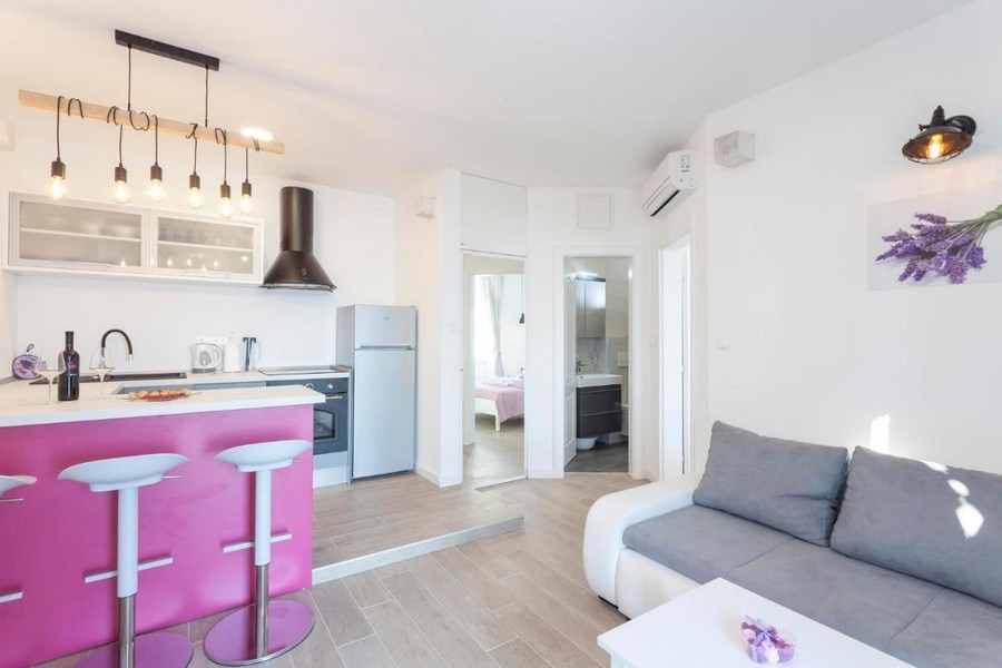 Moderná kuchyňa s raňajkovým barom a obývacou izbou