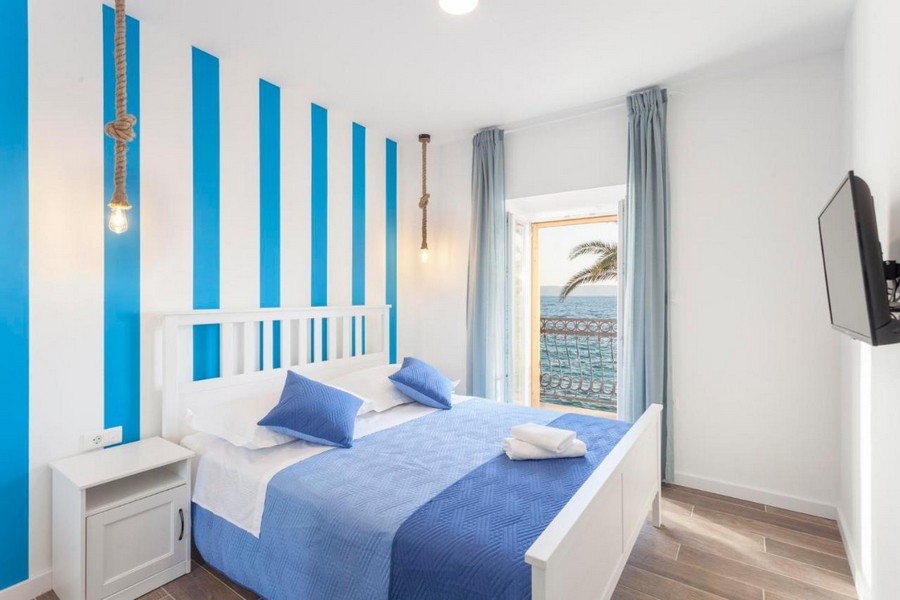 Spálňa s manželskou posteľou a výhľadom na more