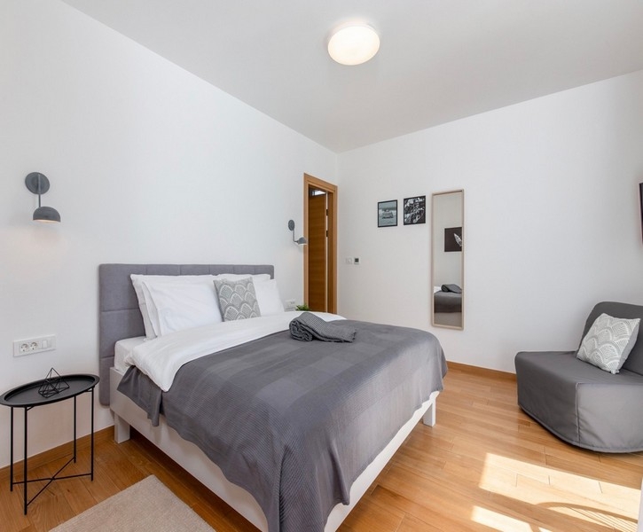 Spálňa s manželskou posteľou a moderným zariadením