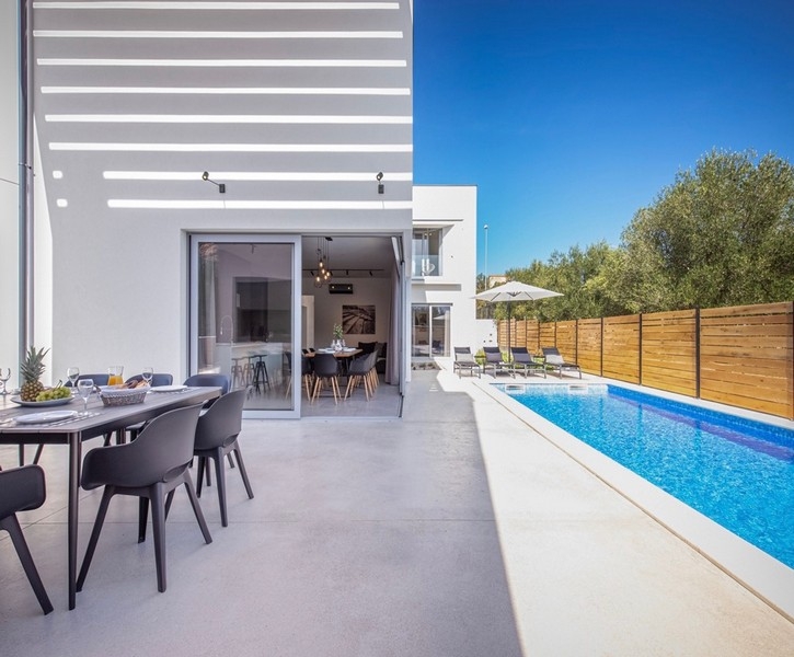 Terasa s jedálenským kútom a výhľadom na bazén