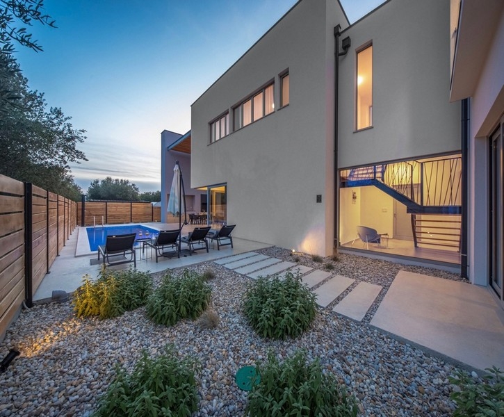 Vila so záhradou a bazénom vo večerných hodinách