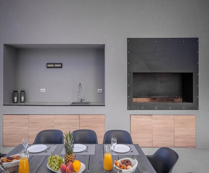 Krytý gril a vonkajší jedálenský kút