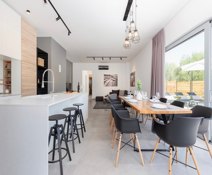 Jedáleň s prístupom na terasu a výhľadom na bazén