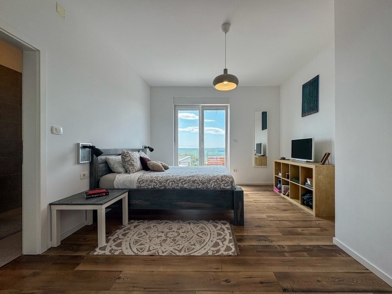 Veľká dvojlôžková izba s výhľadom na more