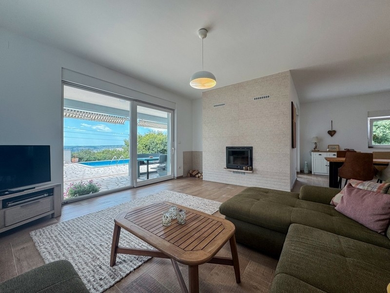 Obývacia izba s krbom a vstupom na terasu