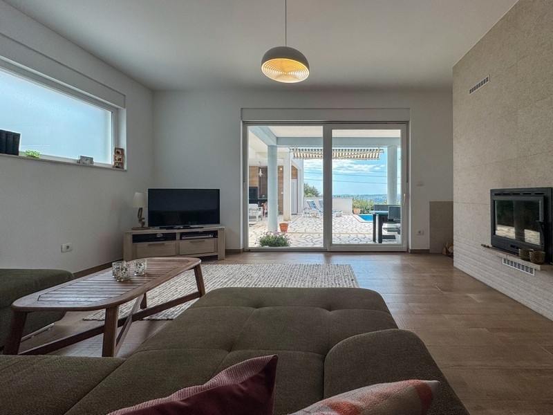 Svetlá obývacia izba s výhľadom na bazén a more