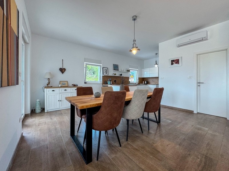 Jedálenský kút s otvorenou kuchyňou a oknami