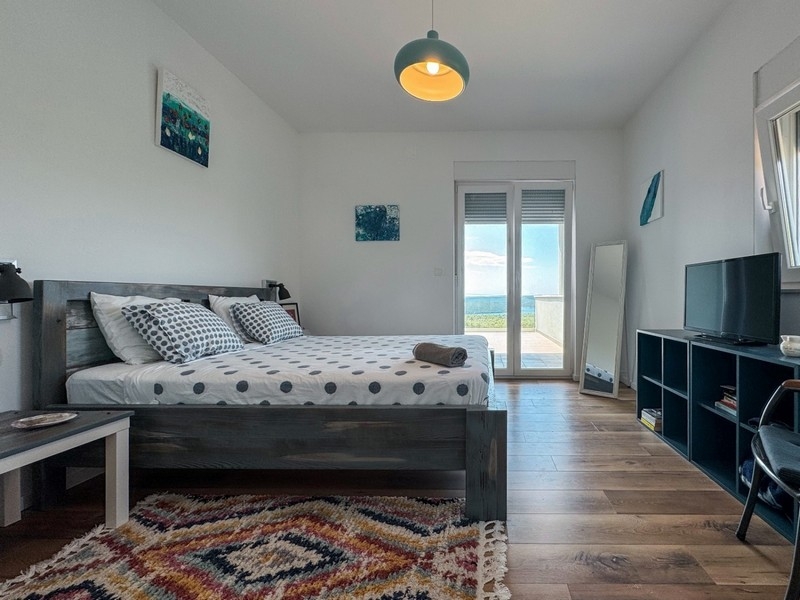 Spálňa s manželskou posteľou a prístupom na balkón