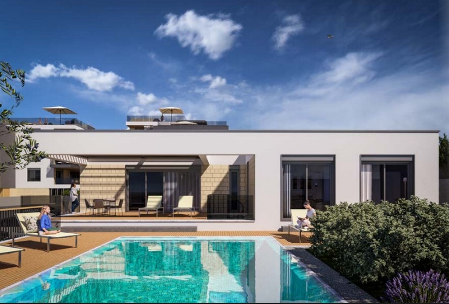 Moderná vila s bazénom a slnečnou terasou