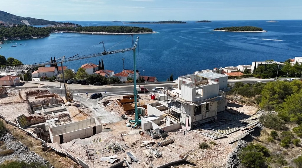 Stavenisko modernej vily s výhľadom na more