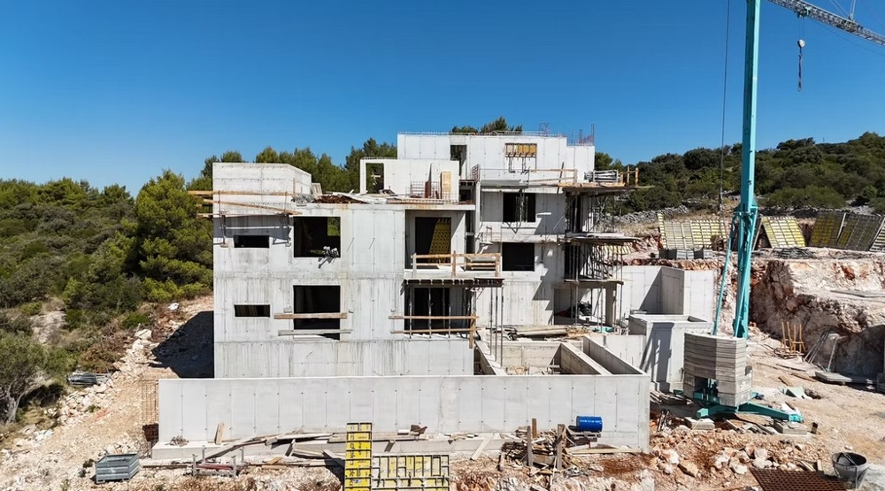 Hrubá stavba novostavby v Chorvátsku so žeriavom