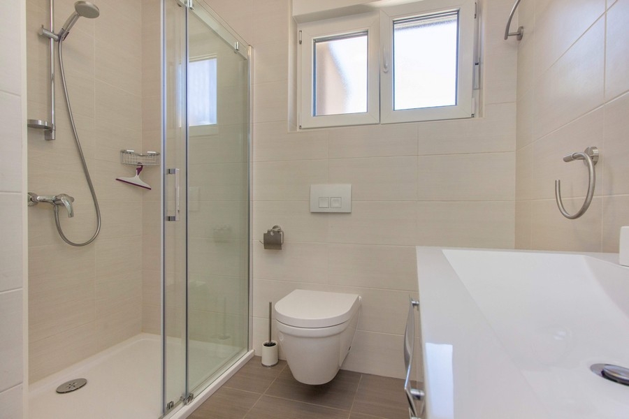 Moderná kúpeľňa so sprchovacím kútom, WC a umývadlom