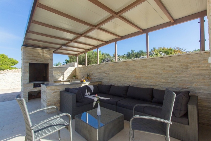 Krytá terasa s posedením a grilom