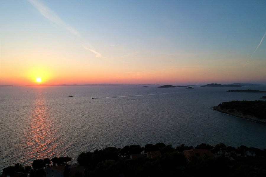 Západ slnka nad morom a ostrovmi Kornati