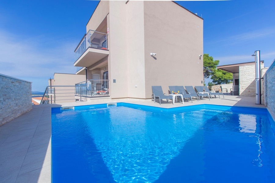 Moderný bazén so slnečnou terasou pred vilou H3715