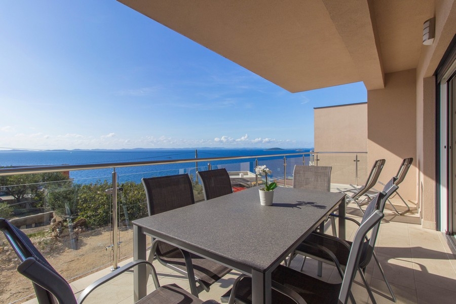 Terasa s jedálenským stolom a výhľadom na more - nehnuteľnosť H3715
