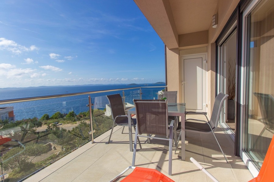 Balkón s posedením a panoramatickým výhľadom na Jadran