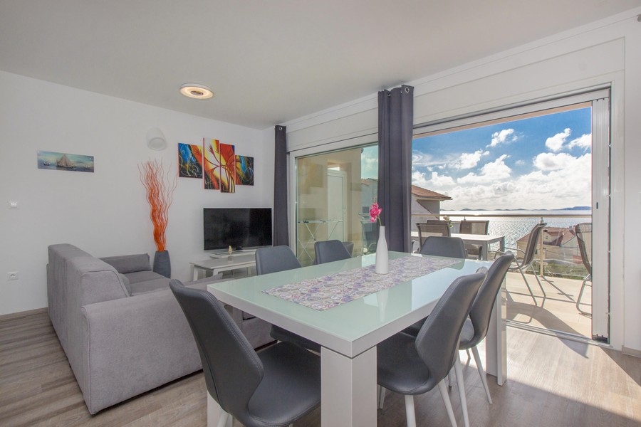 Jedáleň s veľkým oknom a výhľadom na more